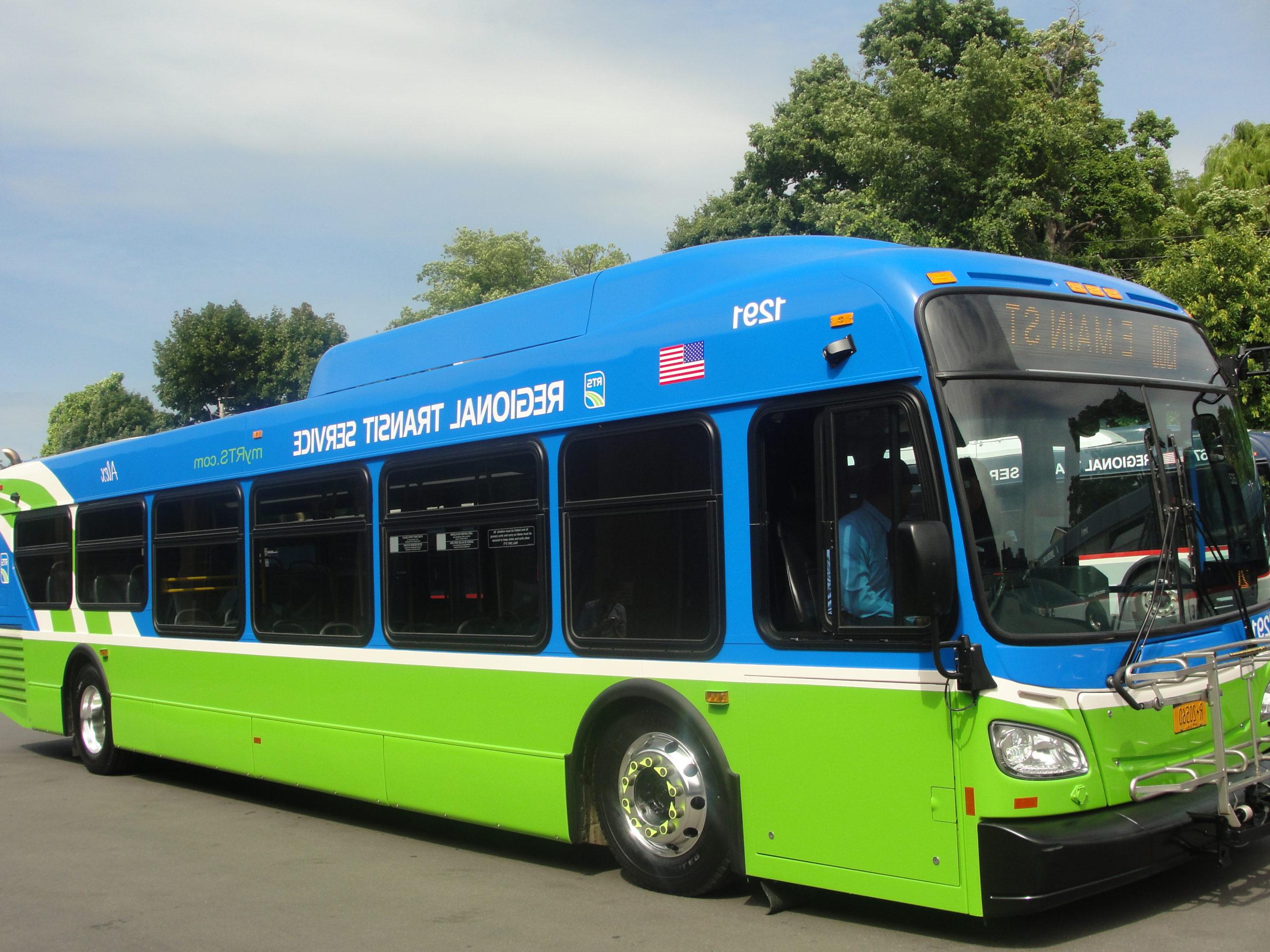 城市街道上的蓝绿相间的RTS巴士